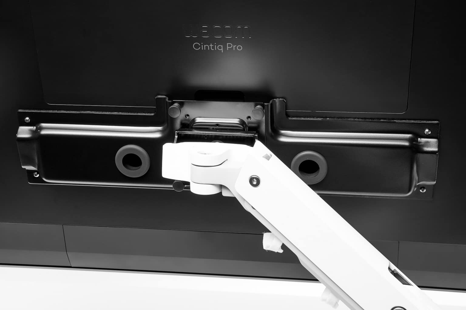 Крепление Wacom VESA Mount for Cintiq Pro 24/32 (ACK-62804K) — изображение 6